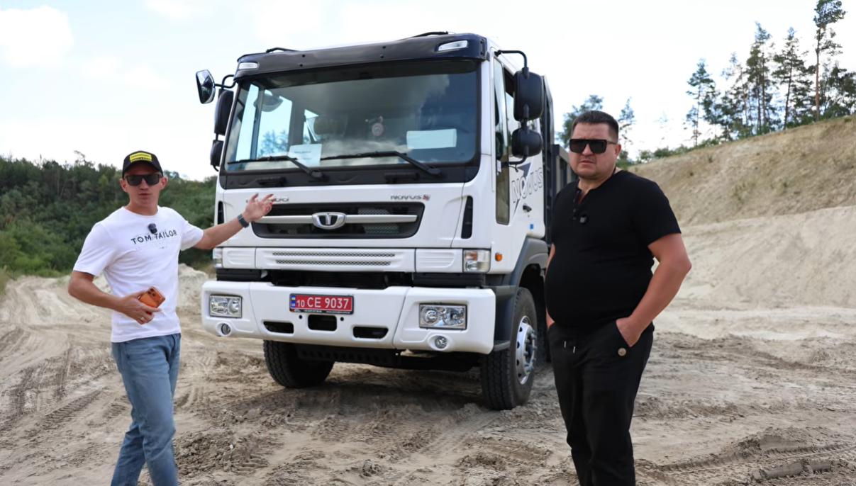 Daewoo Novus CL4DF 6x4 у піщаному кар'єрі