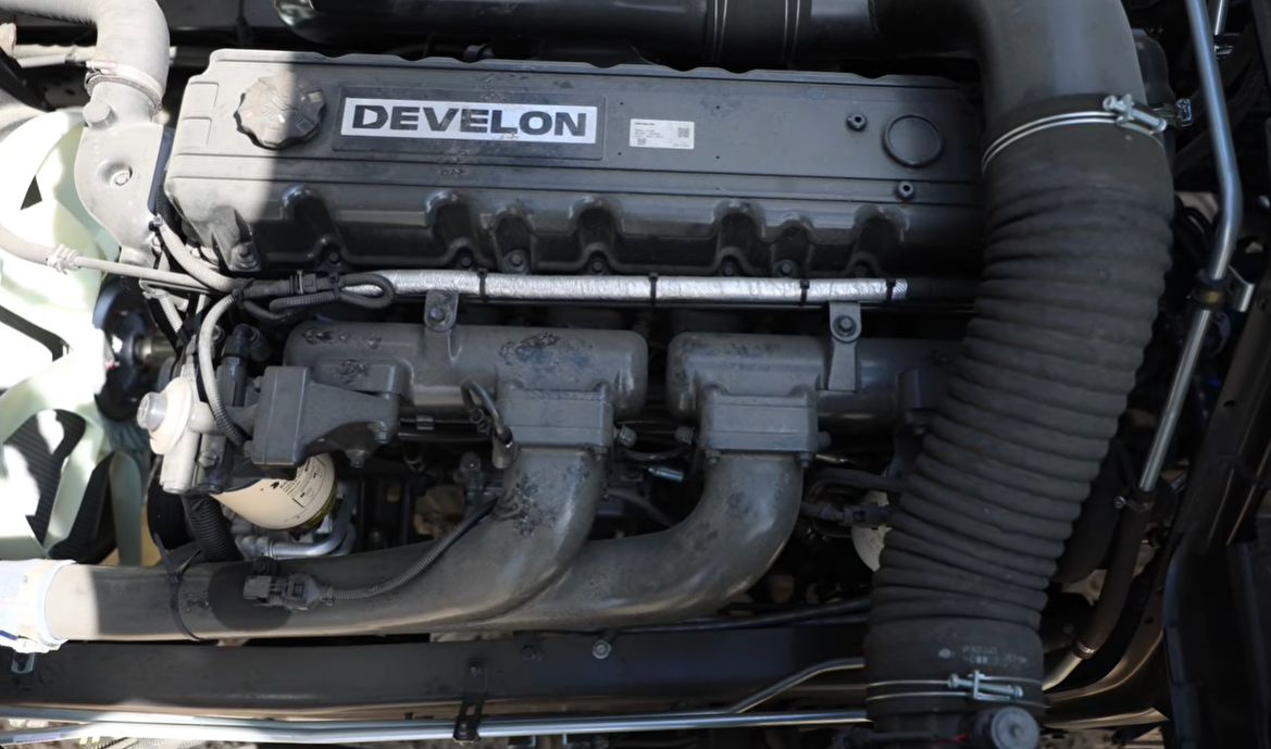 Двигун Doosan DL08K під піднятою кабіною Daewoo Novus