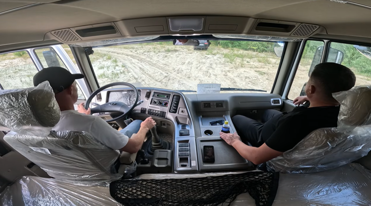 Салон Daewoo Novus: панель приладів і кермо