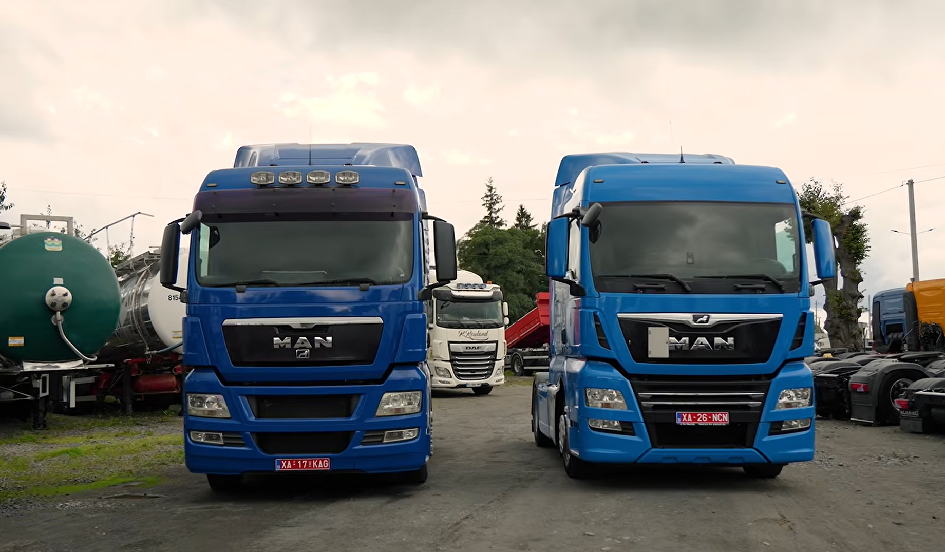 Два сині MAN TGX на майданчику СТО: Euro 5 ліворуч, Euro 6 праворуч